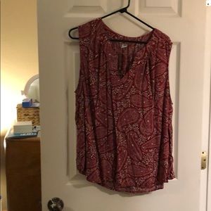 Sleeveless print blouse.